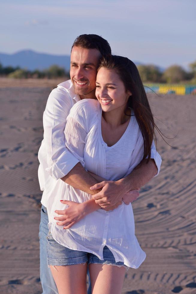 jeune couple sur la plage s'amuser photo