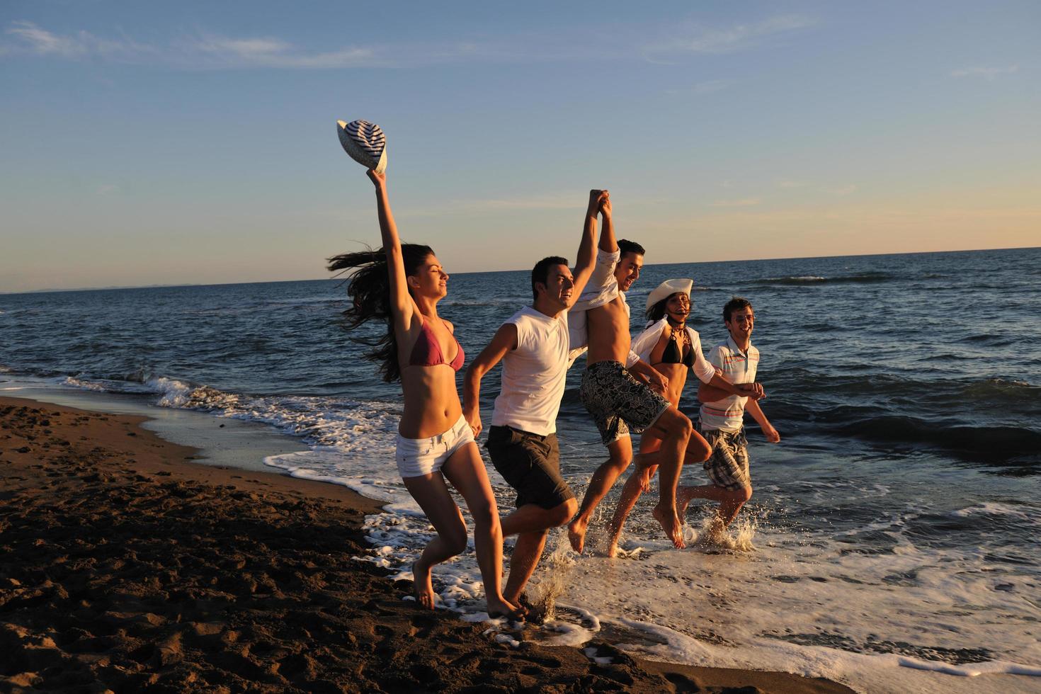 groupe de personnes courant sur la plage photo