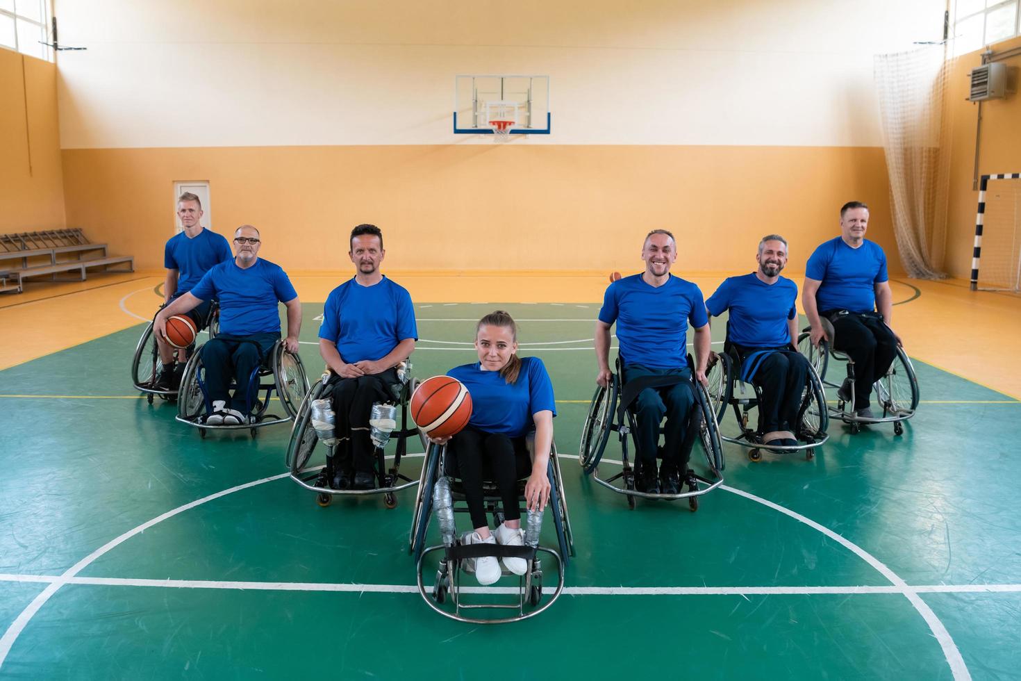 photo de l'équipe de basket-ball des invalides de guerre avec des équipements sportifs professionnels pour les personnes handicapées sur le terrain de basket