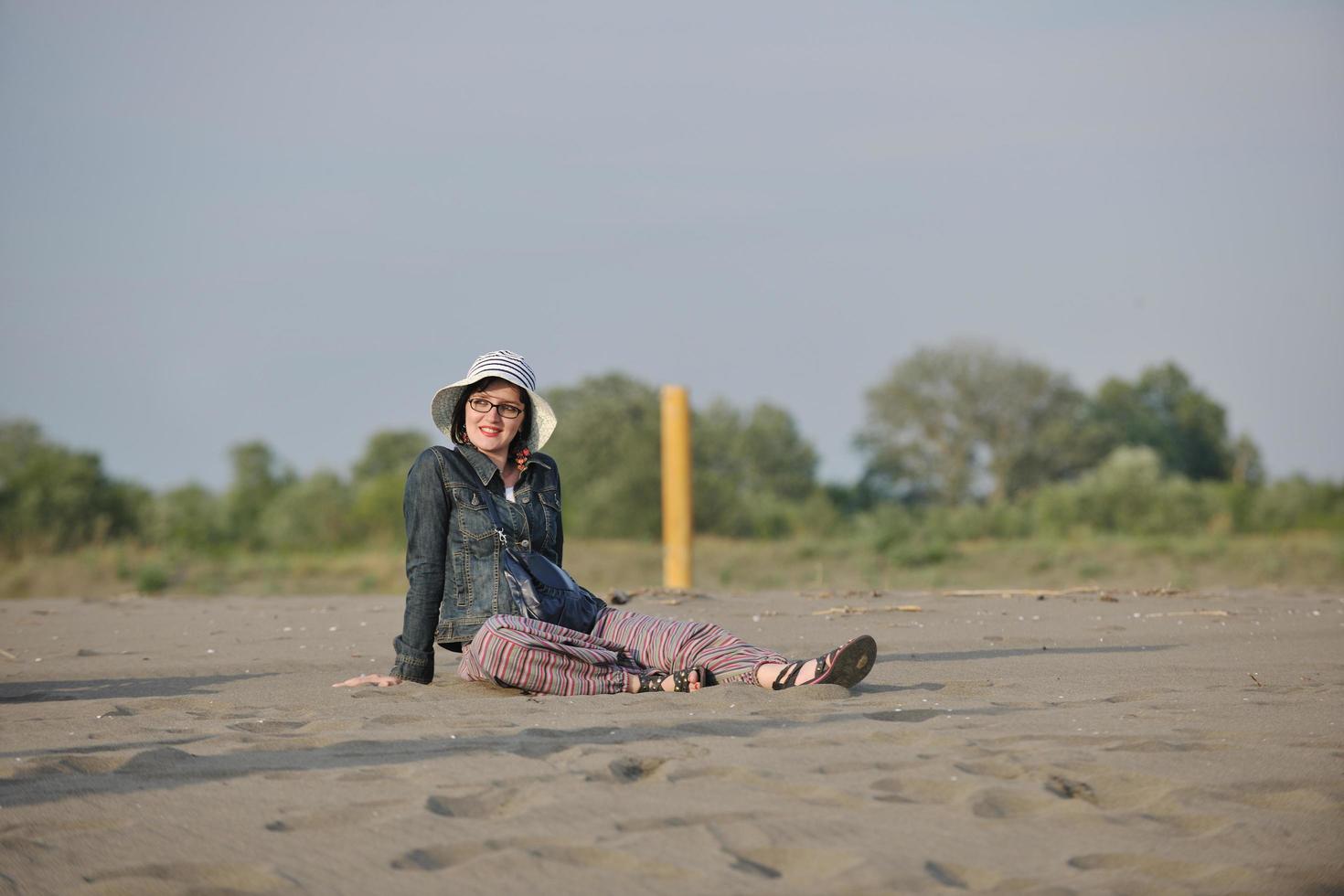 heureuse jeune femme sur la plage photo