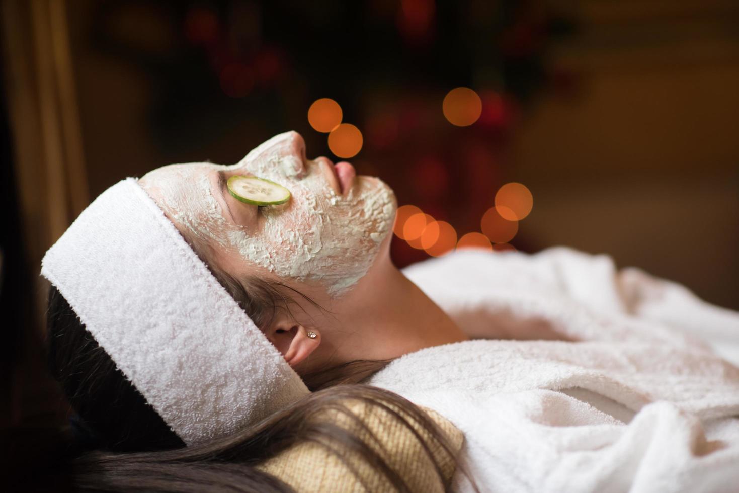 femme au spa avec masque cosmétique photo