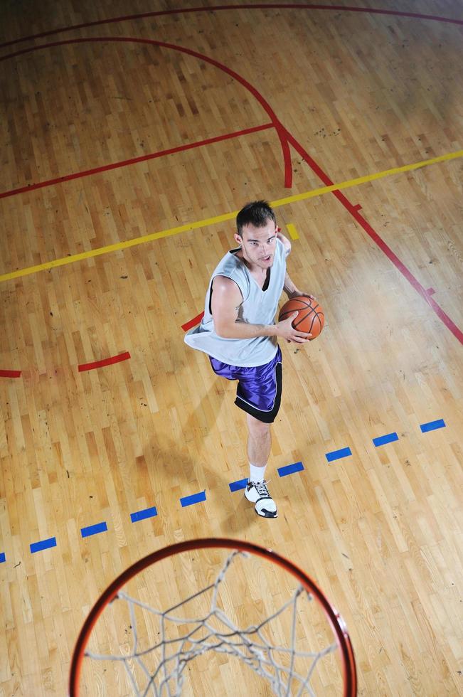 Joueur de basket-ball au hall de sport photo