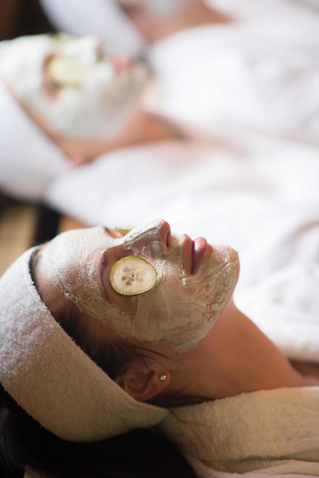 femme au spa avec masque cosmétique photo