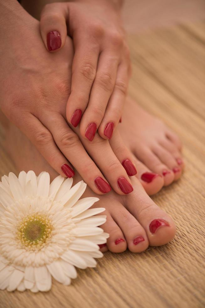 pieds et mains féminins au salon de spa photo