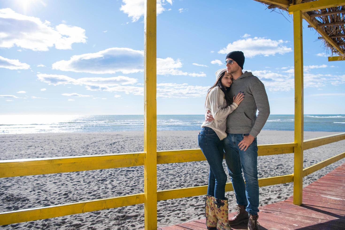 couple discutant et s'amusant au bar de la plage photo