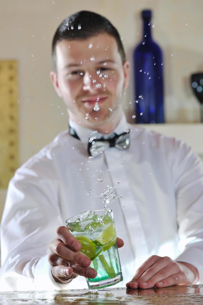 un barman professionnel prépare un cocktail lors d'une fête photo