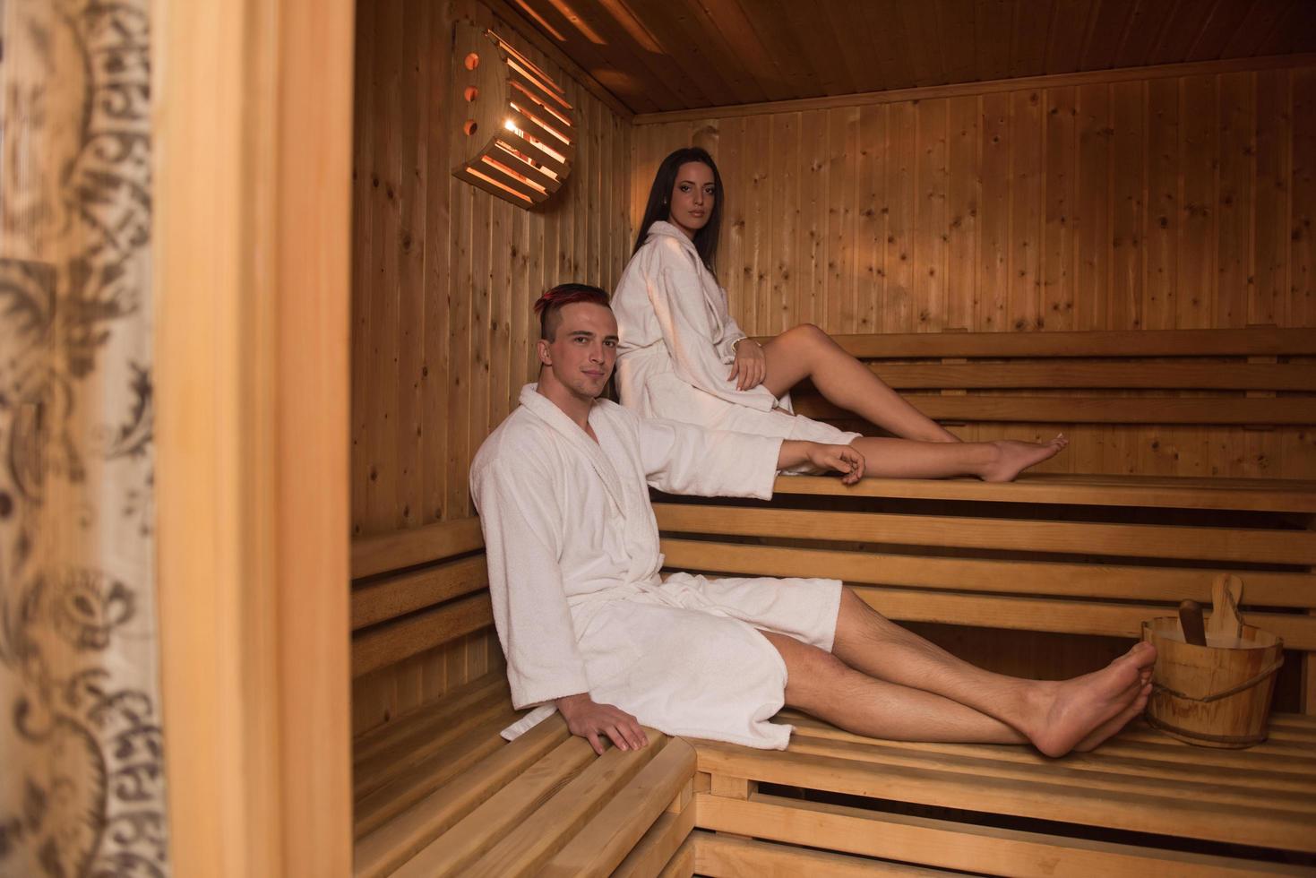 couple se détendant dans le sauna photo