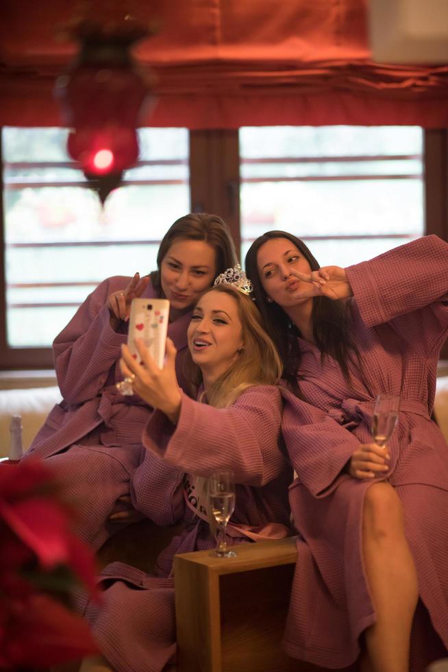 filles faisant selfie à l'enterrement de vie de jeune fille photo