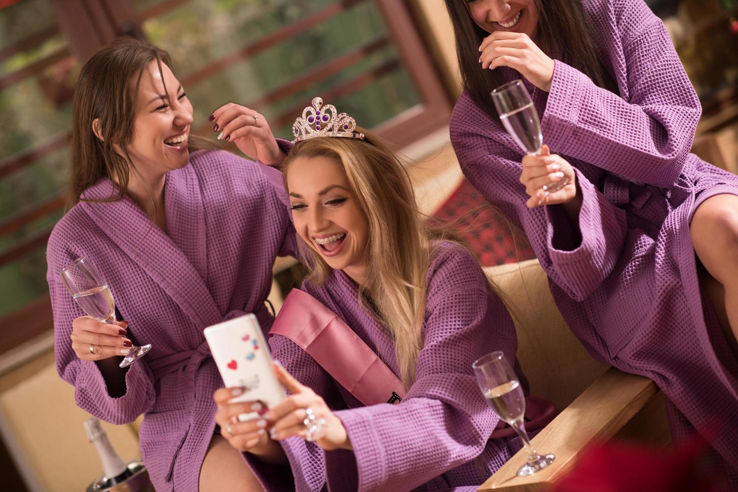 filles faisant selfie à l'enterrement de vie de jeune fille photo