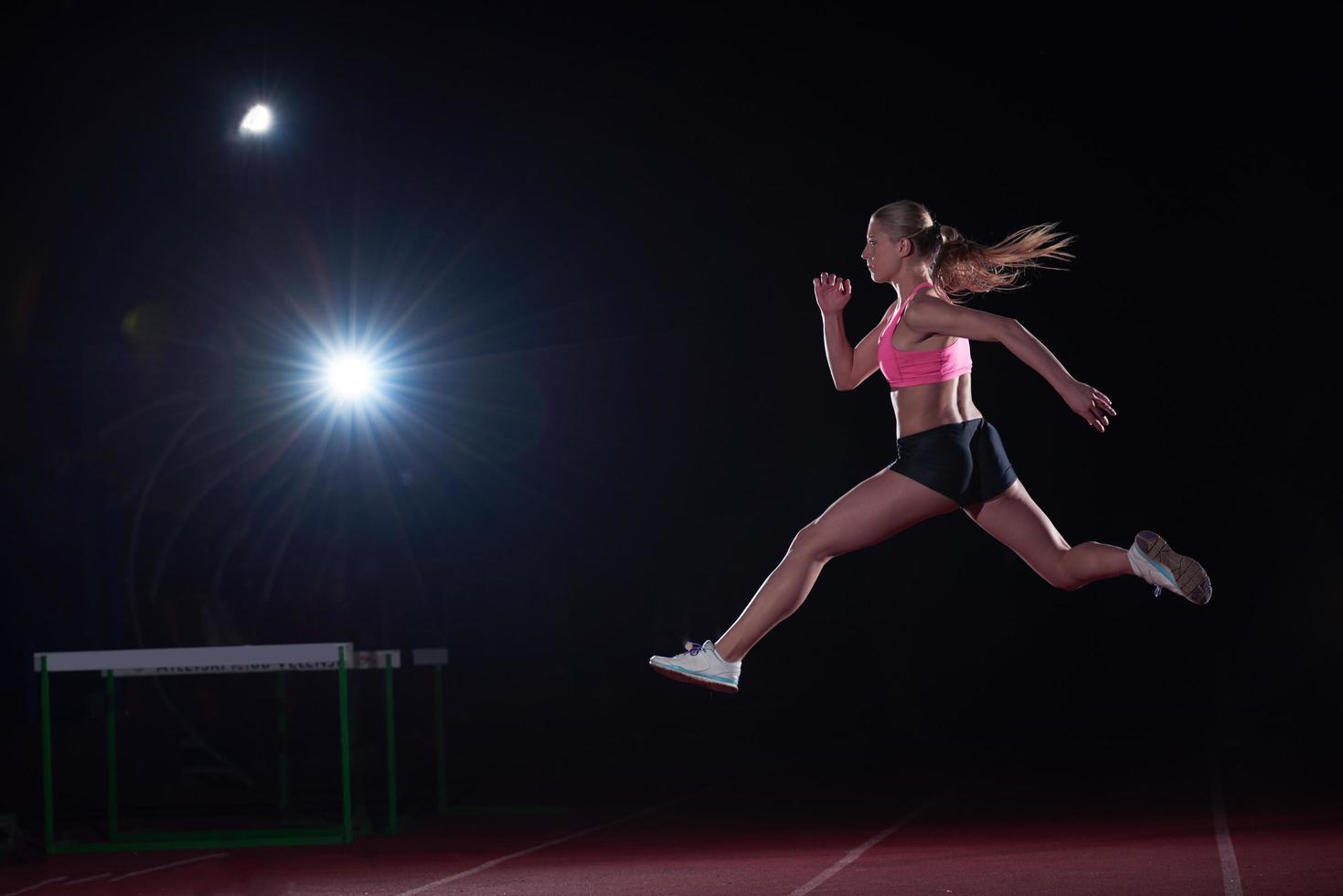 femme athlétique qui court sur la piste photo