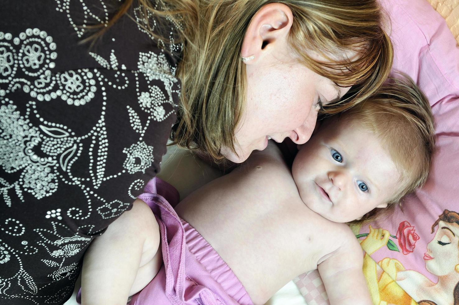 belle jeune mère blonde et bébé mignon photo