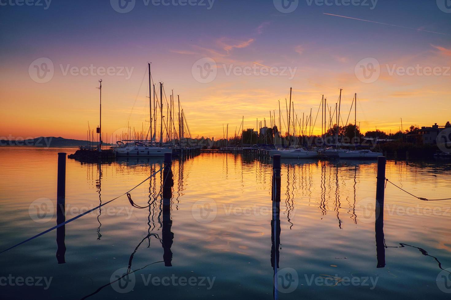 bateaux sur le coucher du soleil de quai photo