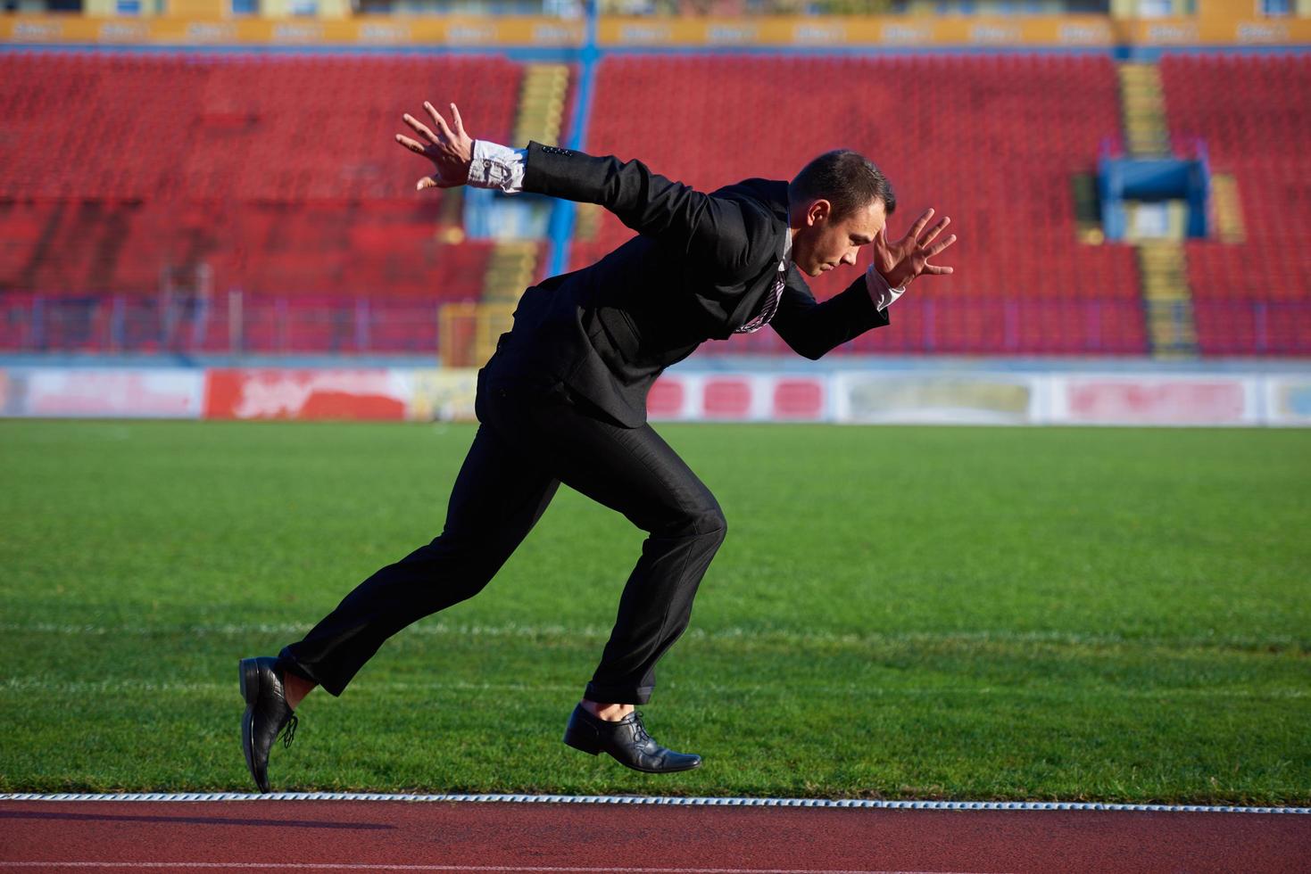 homme d'affaires prêt à sprinter photo