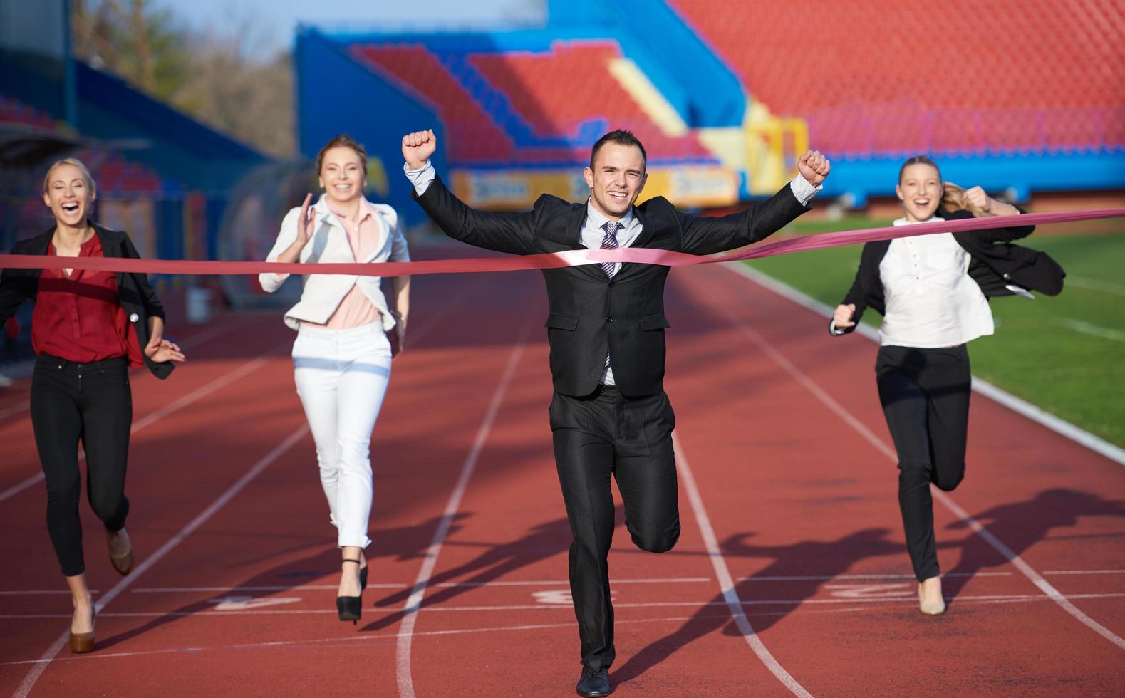 gens d'affaires courant sur une piste de course photo