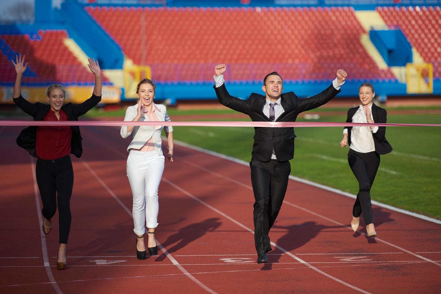 gens d'affaires courant sur une piste de course photo