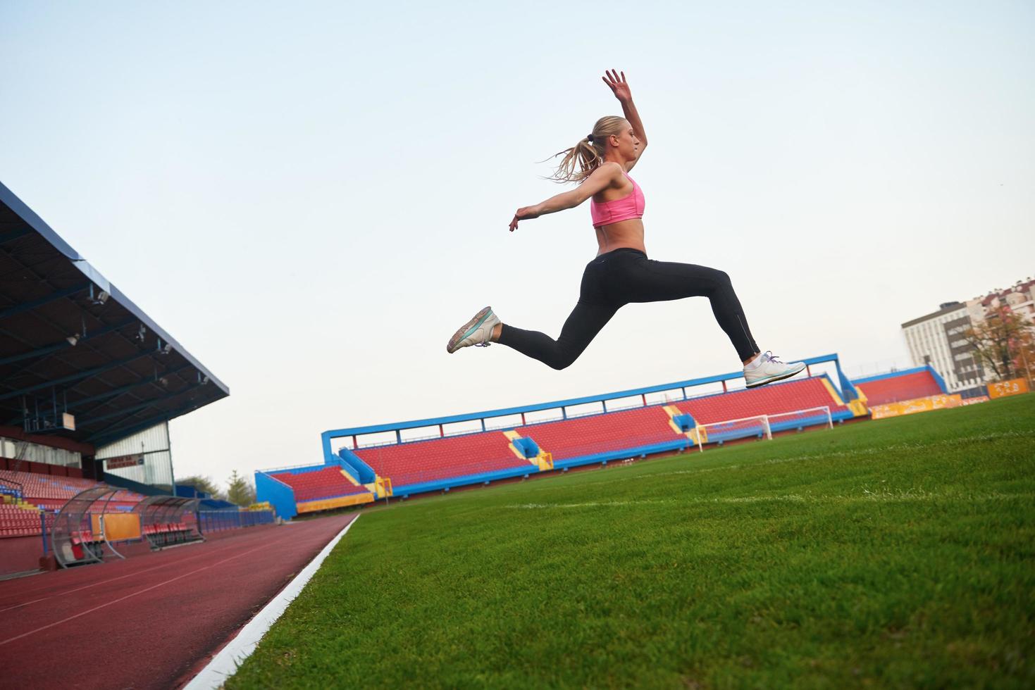 femme athlétique qui court sur la piste photo