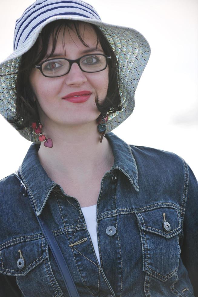 jeune femme profiter de la plage photo