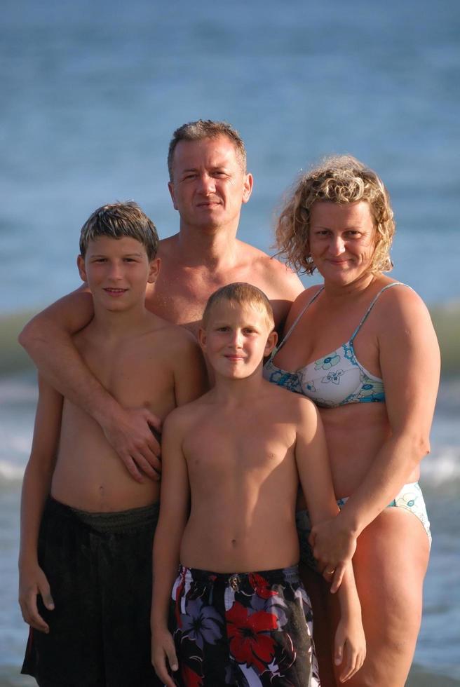 portrait de famille sur la plage pendant les vacances d'été photo