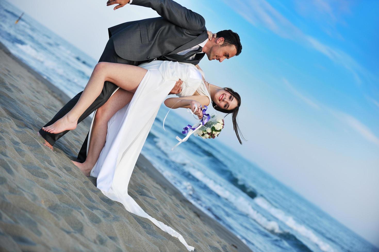 mariage romantique sur la plage au coucher du soleil photo