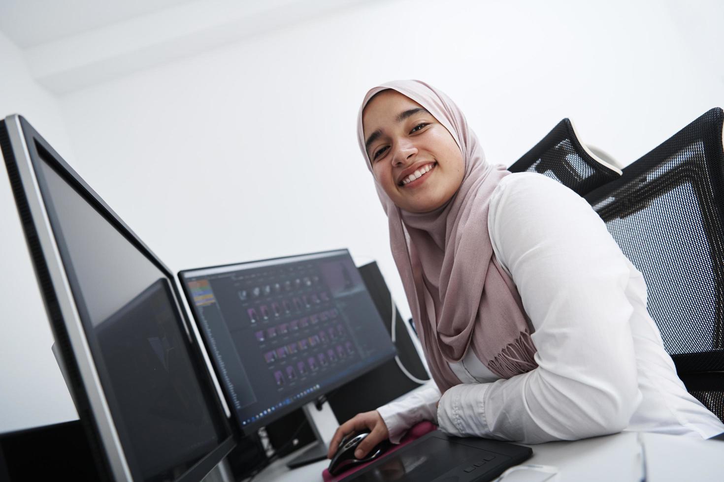 professionnel de la création arabe travaillant au bureau à domicile sur un ordinateur de bureau photo