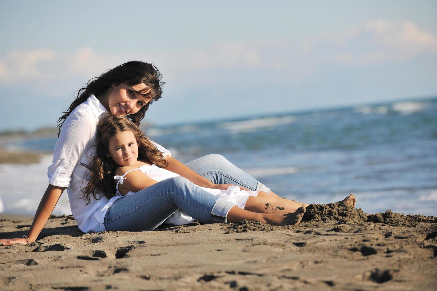 portrait de maman et fille sur la plage photo