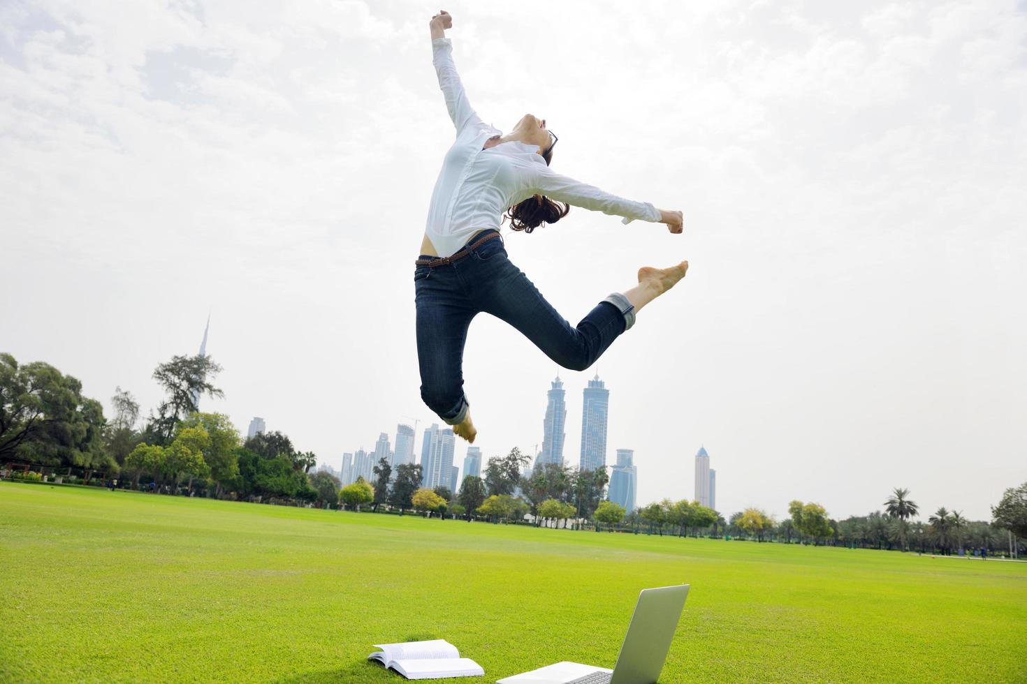 jeune femme sautant dans le parc photo