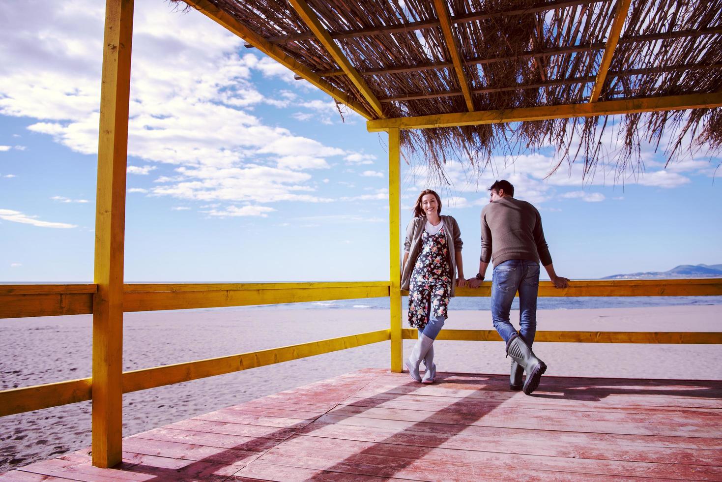 couple discutant et s'amusant au bar de la plage photo