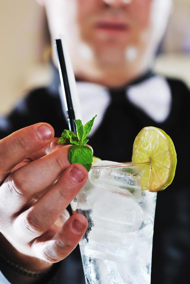 un barman professionnel prépare un cocktail lors d'une fête photo