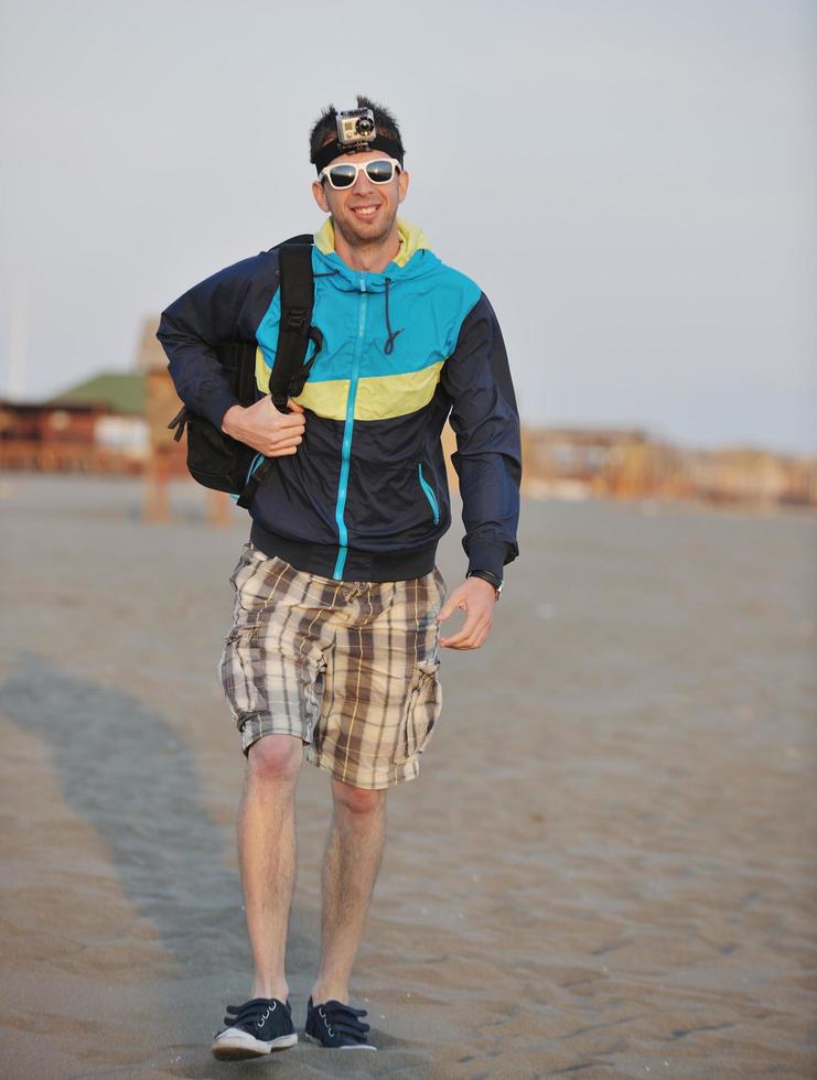 homme marche sur la plage photo