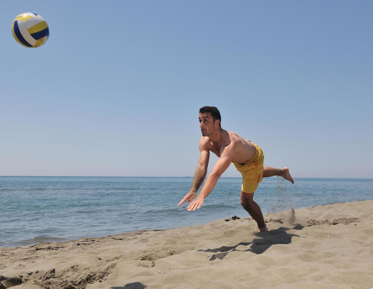 Joueur de beach-volley masculin photo