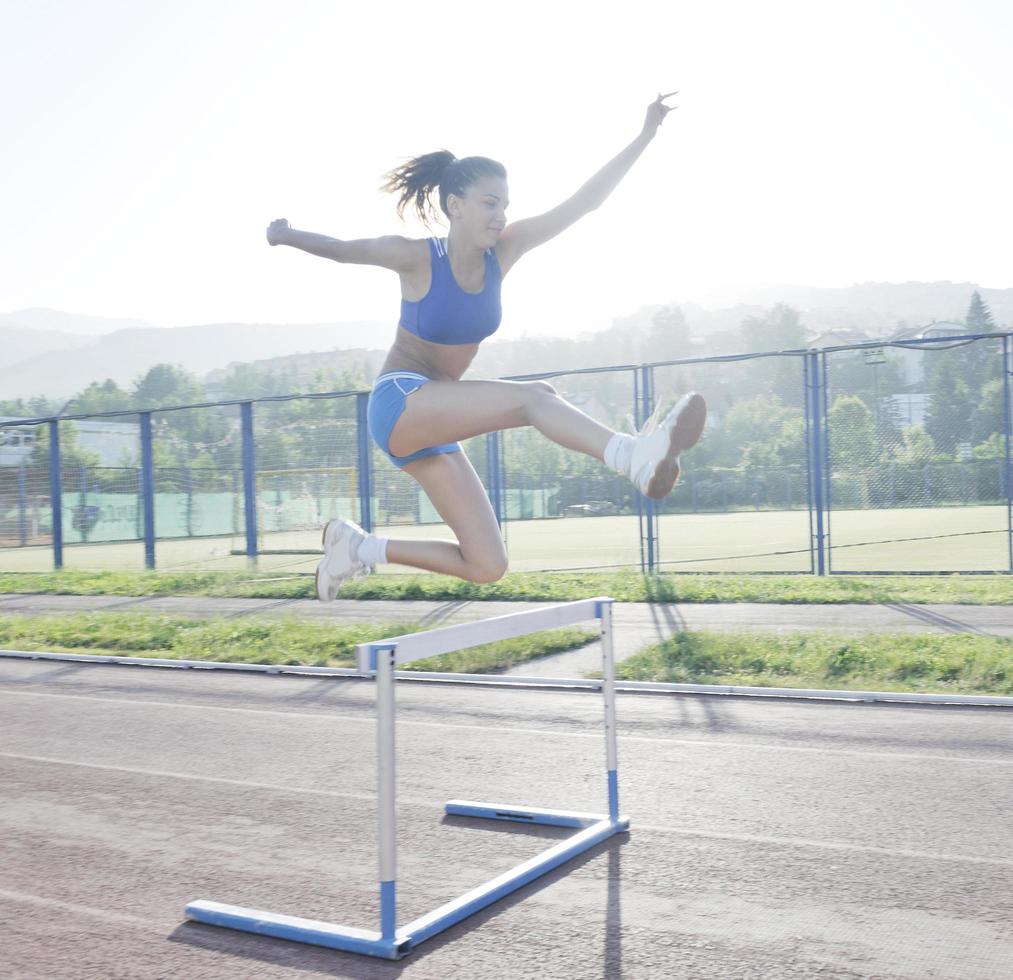 femme faisant du jogging tôt le matin photo