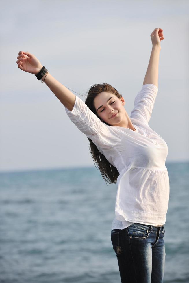 jeune femme profiter de la plage photo