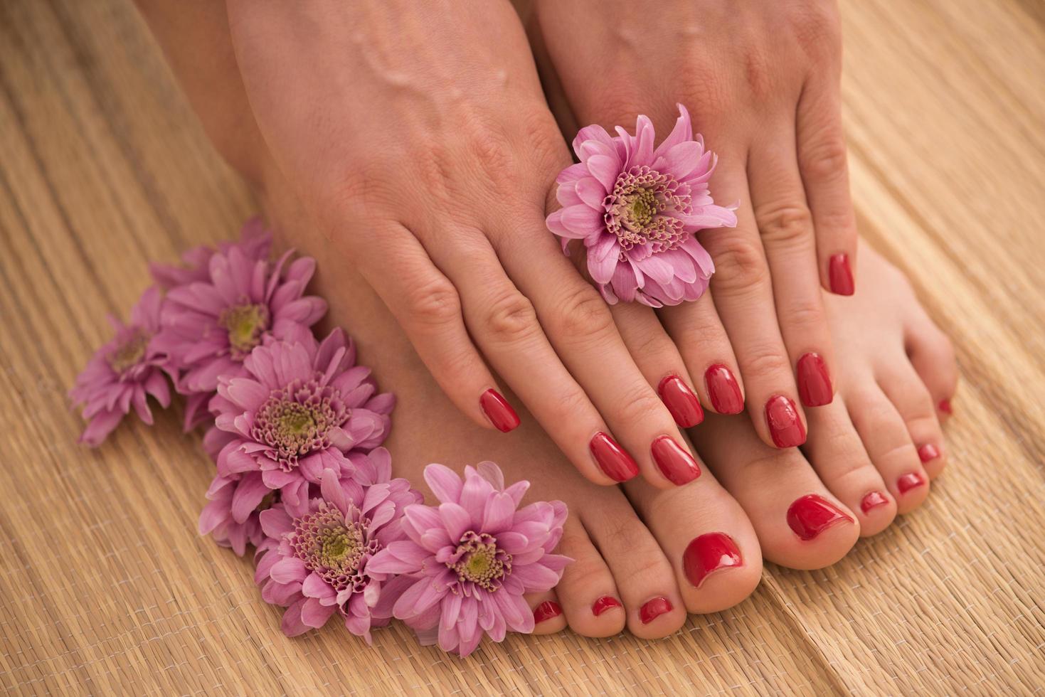 pieds et mains féminins au salon de spa photo