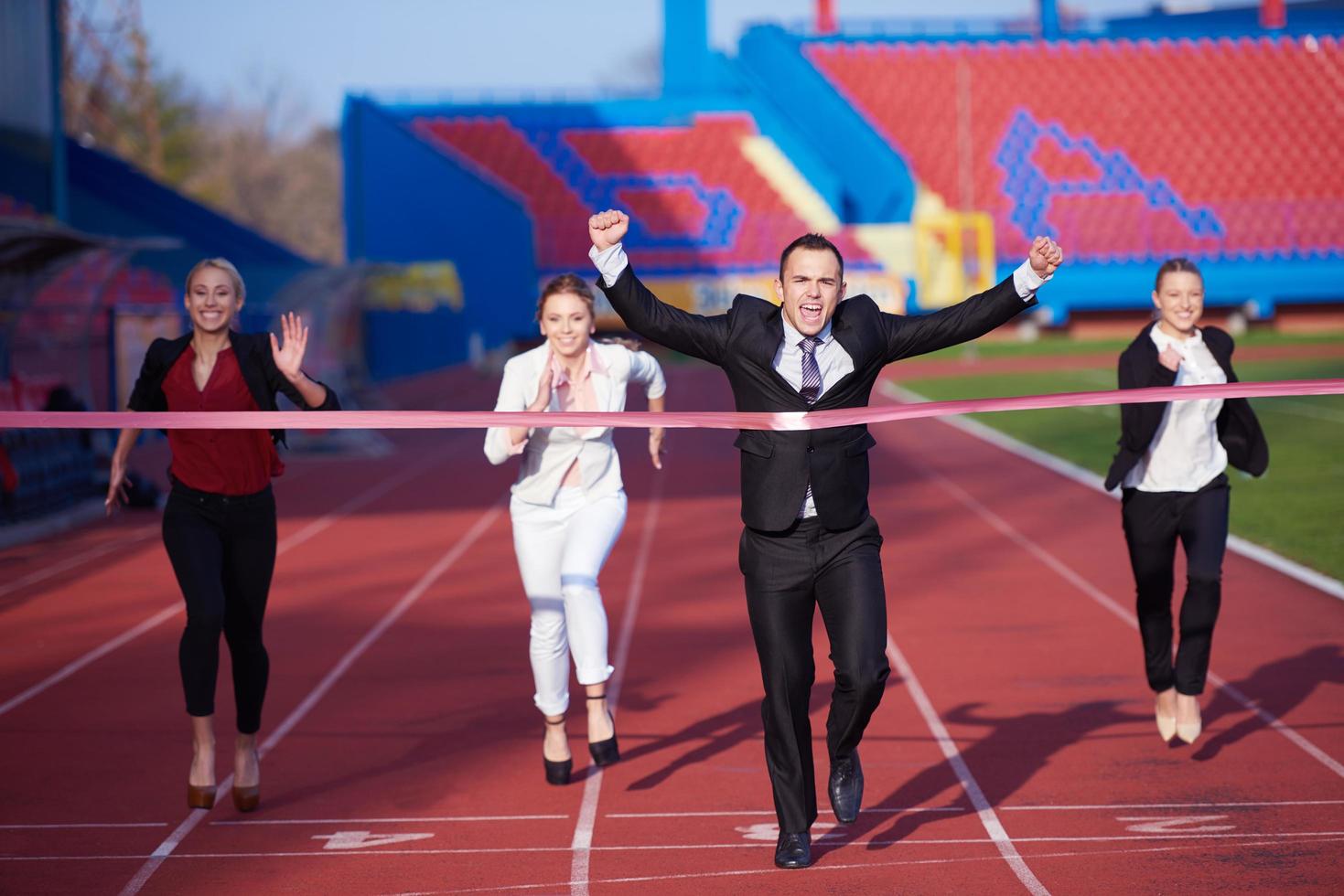 gens d'affaires courant sur une piste de course photo