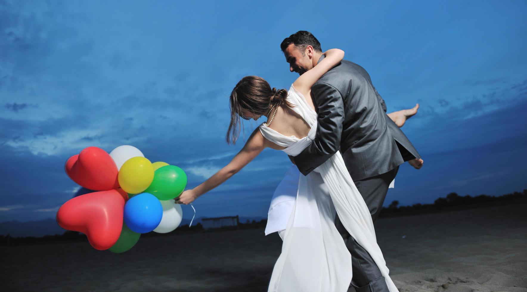 mariage romantique sur la plage au coucher du soleil photo