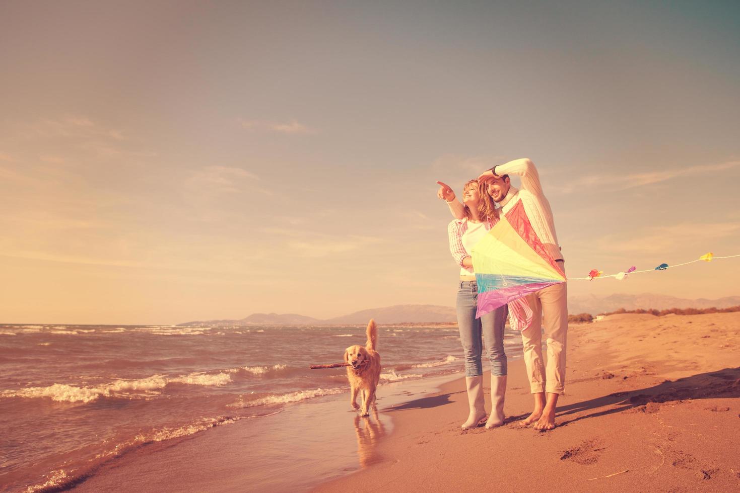 couple heureux profitant du temps ensemble à la plage photo