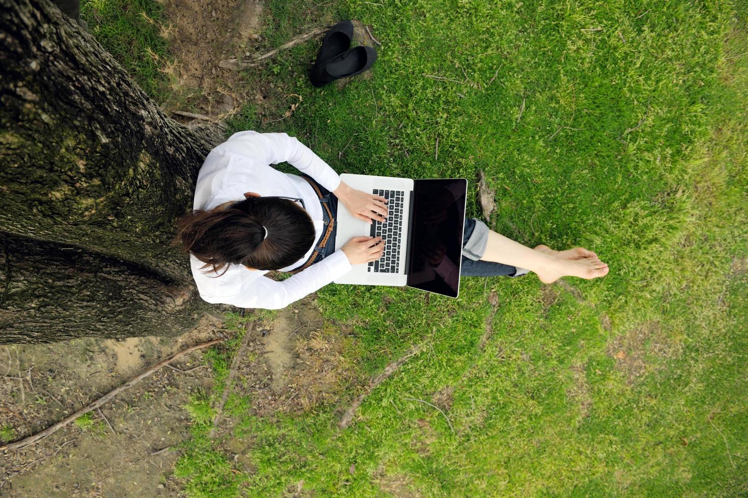 femme avec ordinateur portable dans le parc photo