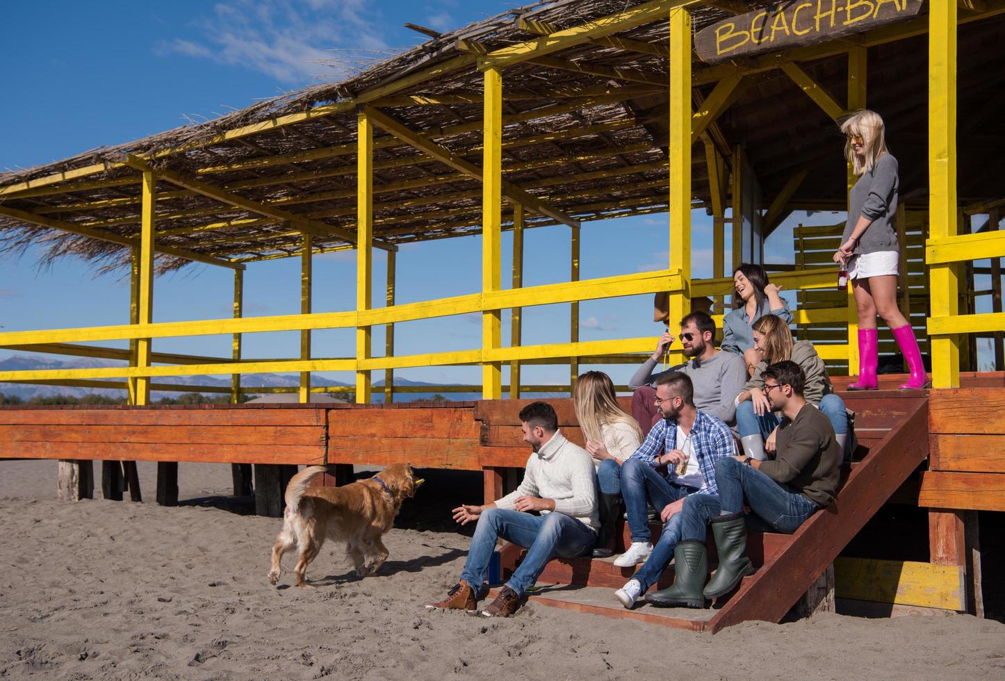 groupe d'amis s'amusant le jour de l'automne à la plage photo