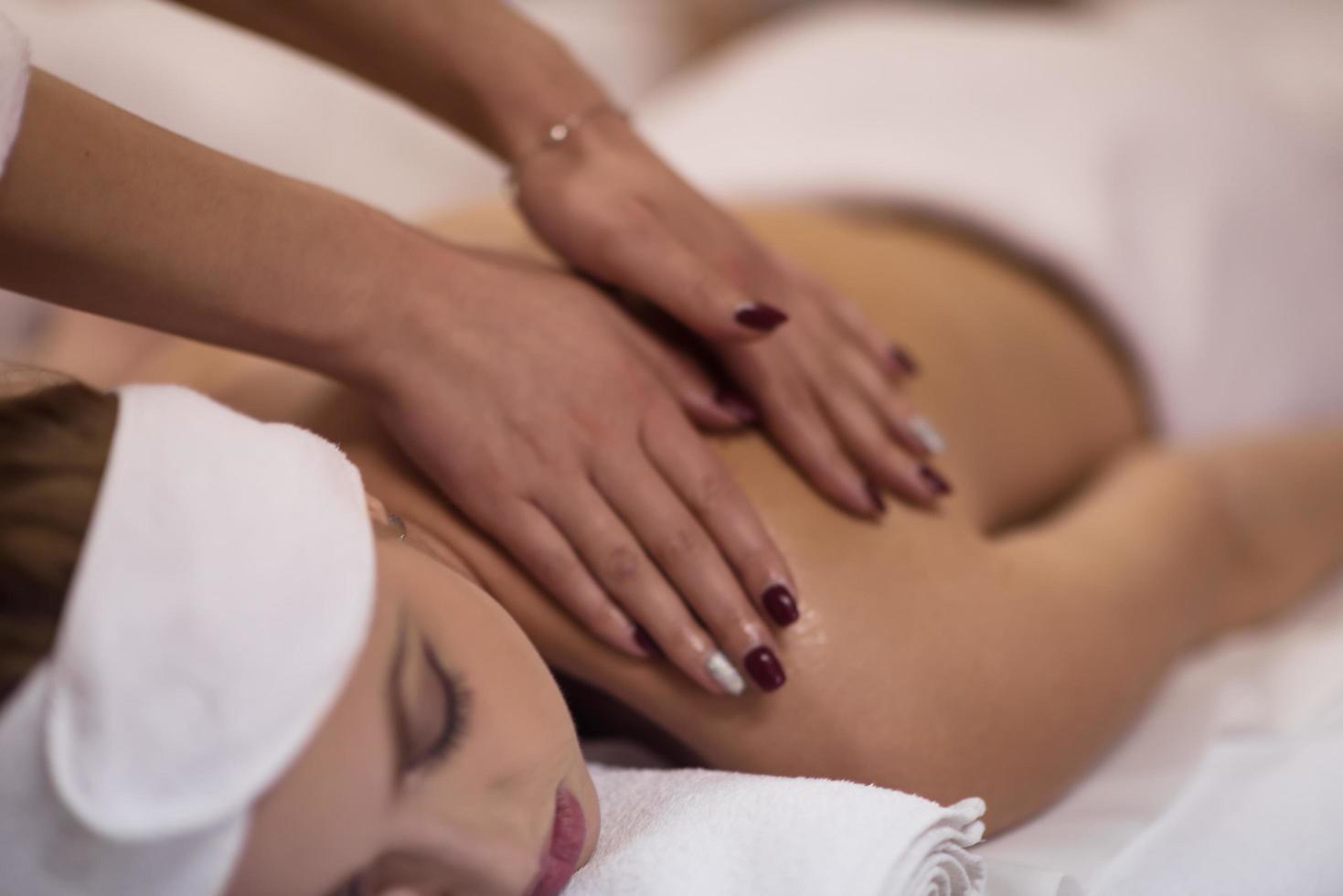 femme recevant un massage du dos photo