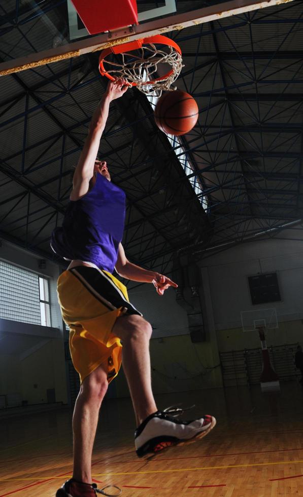 Joueur de basket-ball au hall de sport photo