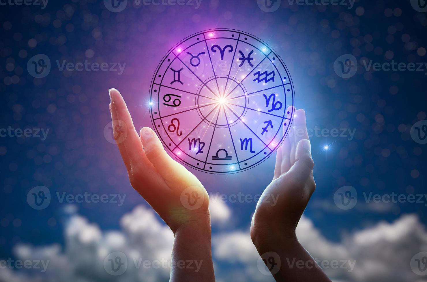 signes du zodiaque à l'intérieur du cercle de l'horoscope. astrologie dans le ciel avec de nombreuses étoiles et lunes concept d'astrologie et d'horoscopes photo