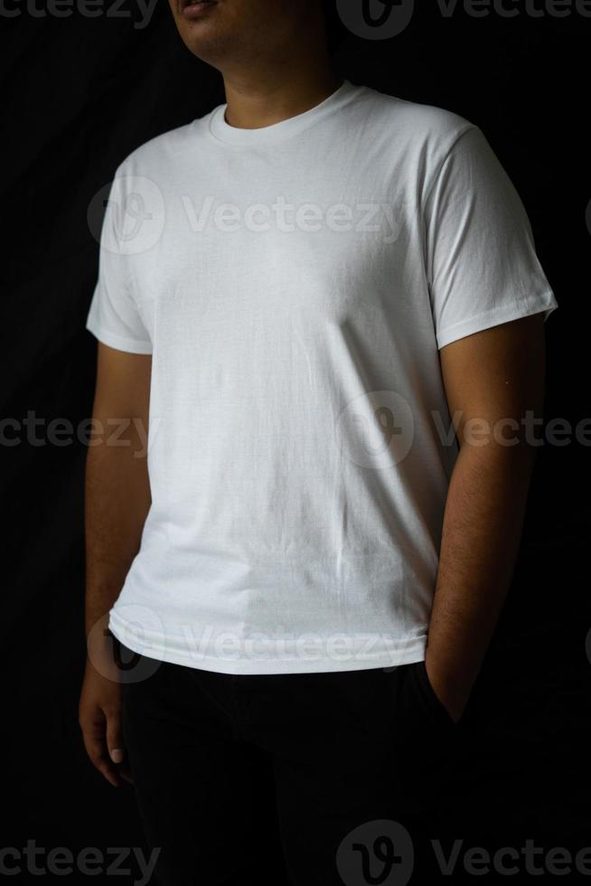 les hommes portent des t-shirts unis pour les modèles de maquettes. t-shirt vierge pour la conception de la face avant photo