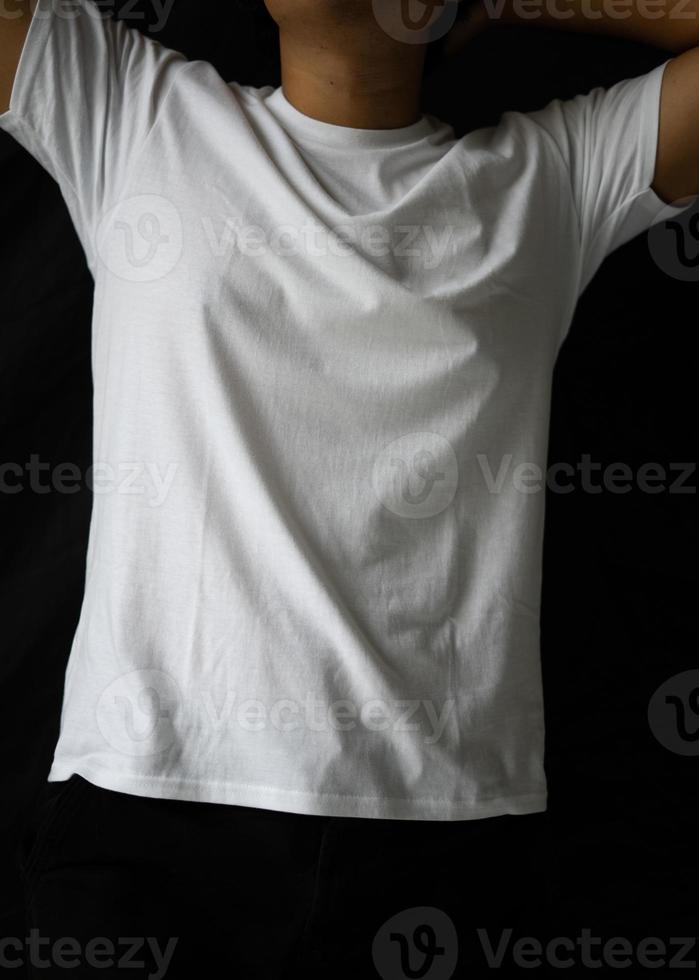 les hommes portent des t-shirts unis pour les modèles de maquettes. t-shirt vierge pour la conception de la face avant photo