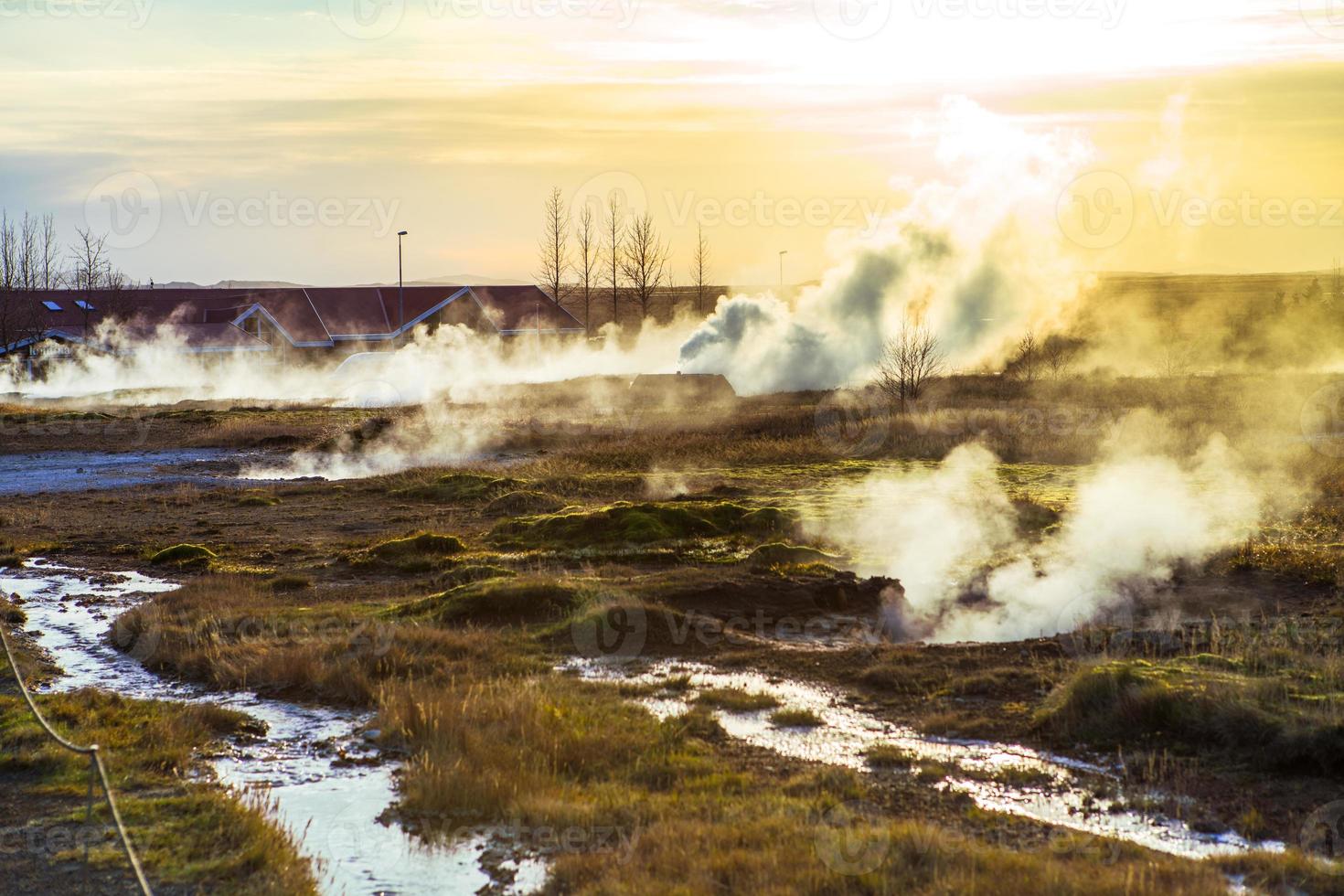 strokkur, l'un des geysers les plus célèbres situé dans une zone géothermique à côté de la rivière hvita dans la partie sud-ouest de l'islande, en éruption une fois toutes les 6 à 10 minutes photo
