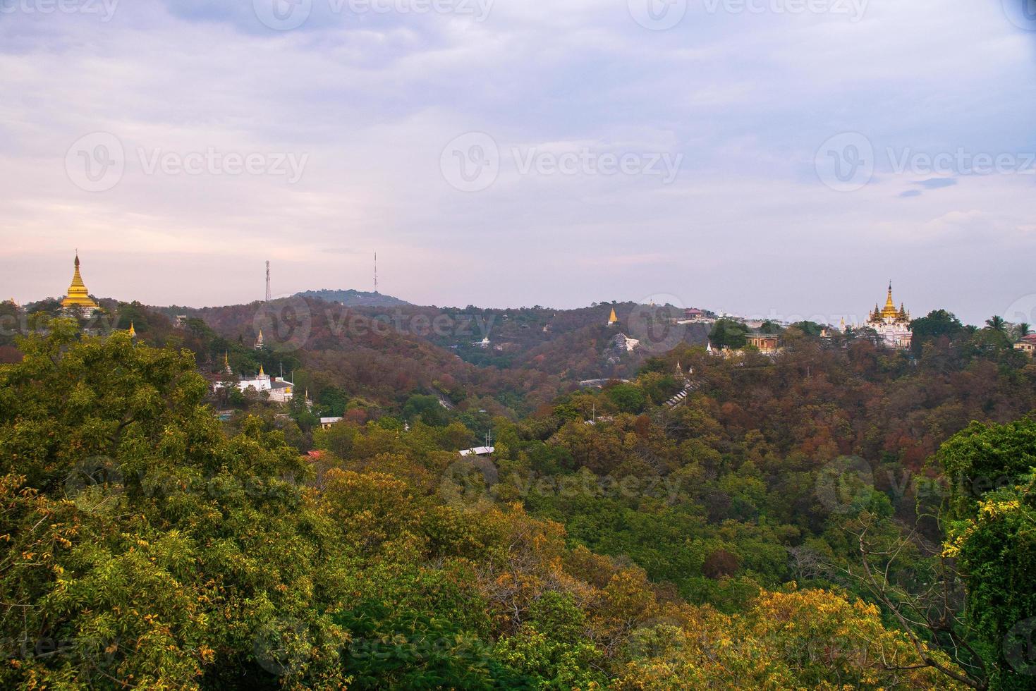 Sagaing Hill avec de nombreuses pagodes et monastères bouddhistes sur la rivière Irrawaddy, Sagaing, Myanmar photo