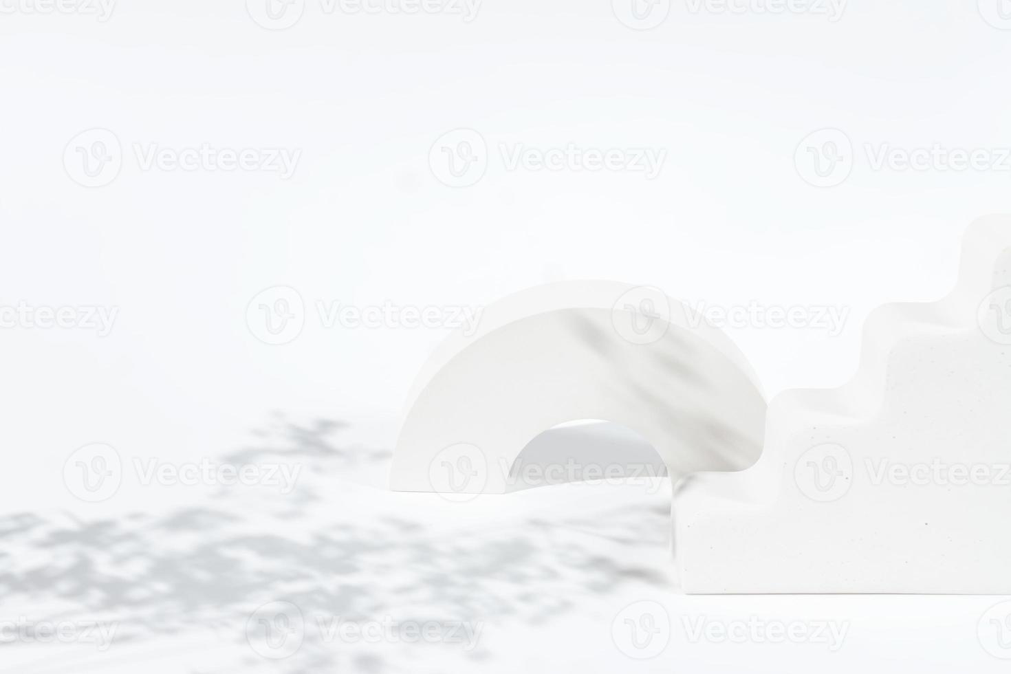 fond de composition créative minimale pour la présentation de cosmétiques ou de produits avec des podiums de forme géométrique en béton blanc et des ombres de fleurs sur fond blanc. photo