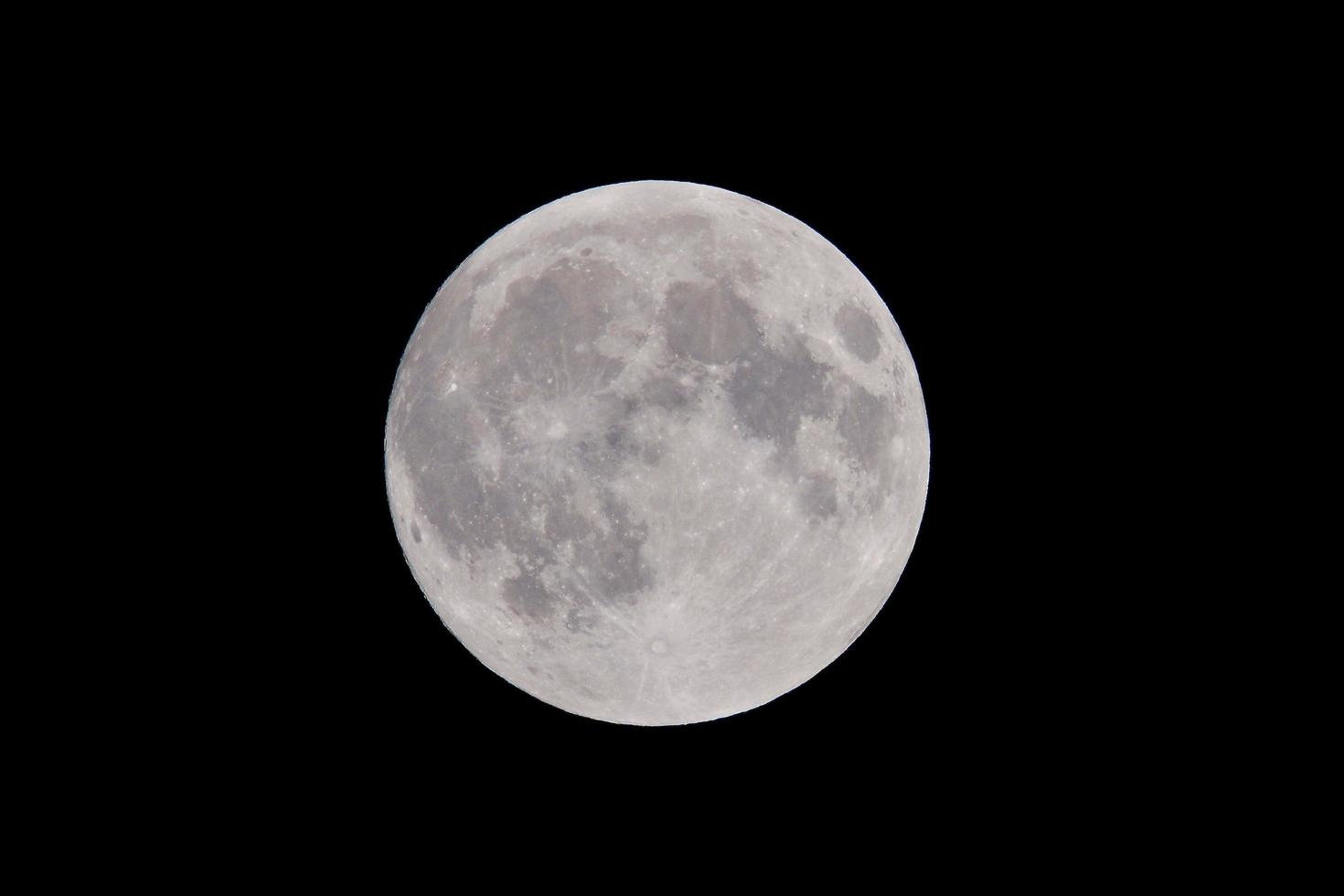 pleine lune dans le ciel nocturne photo