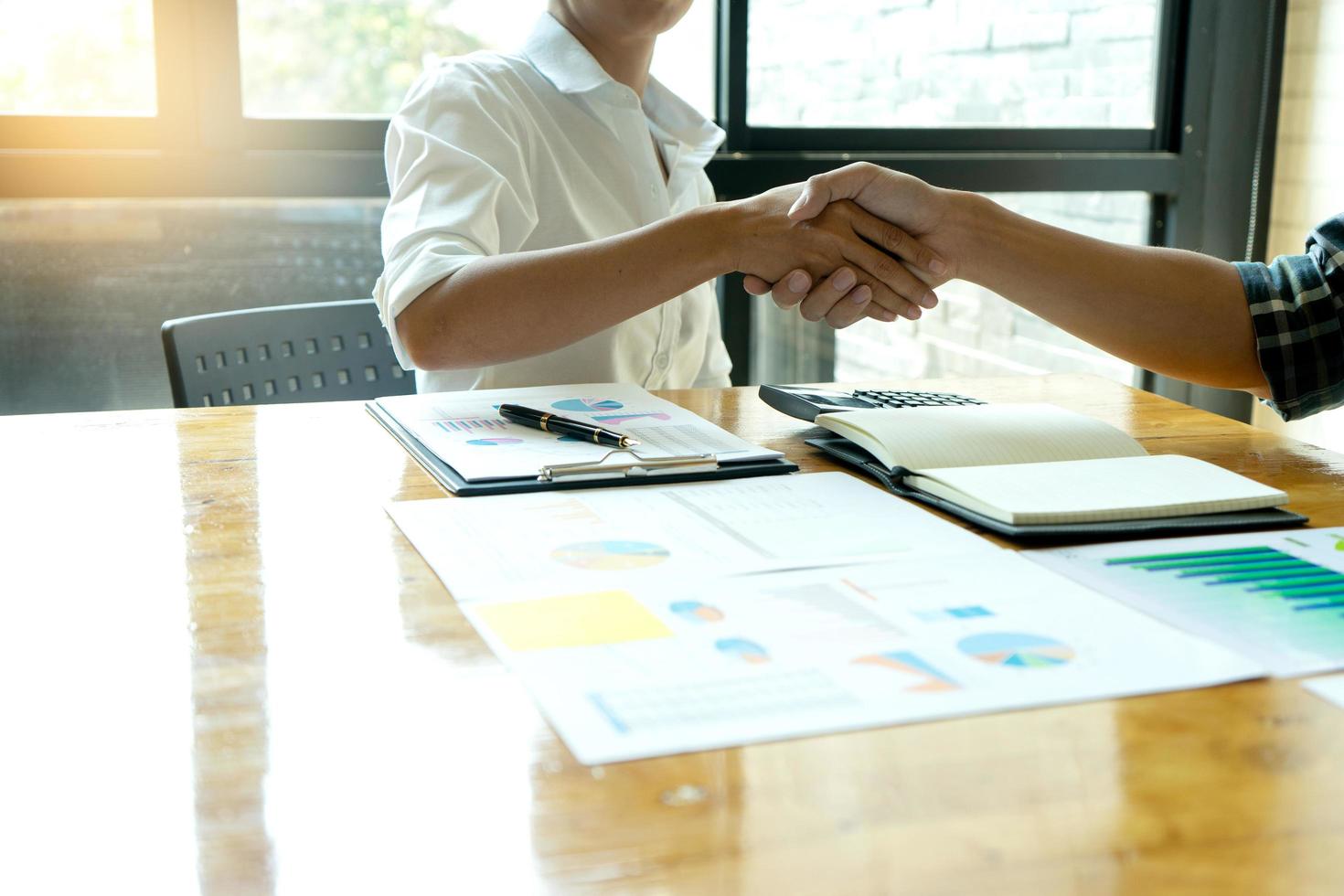 professionnels se serrant la main sur un bureau photo