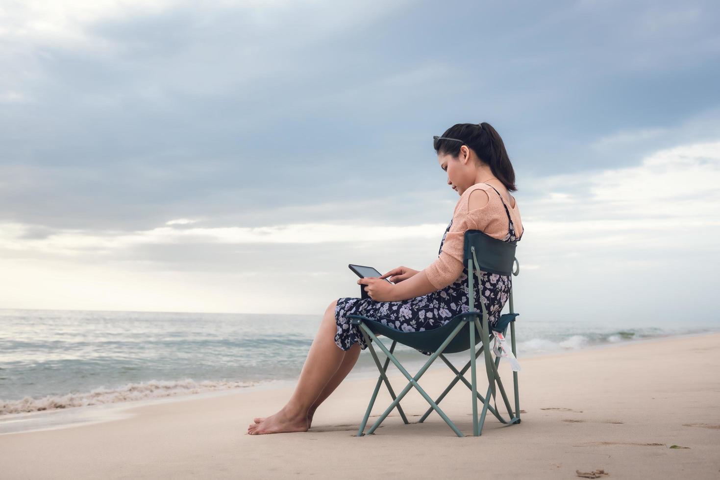 femme indépendante travaille sur tablette en voyage photo