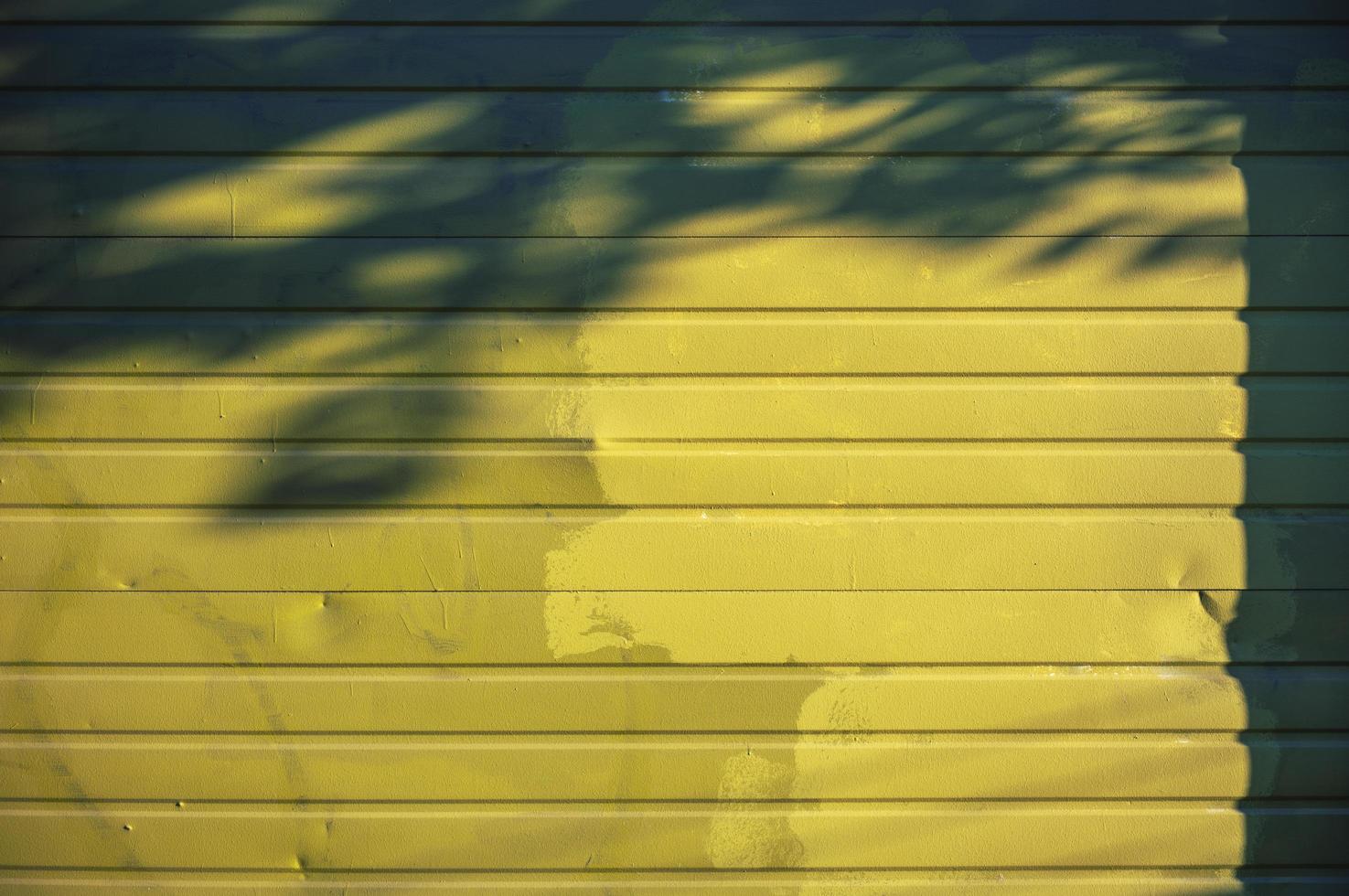 mur peint en jaune photo